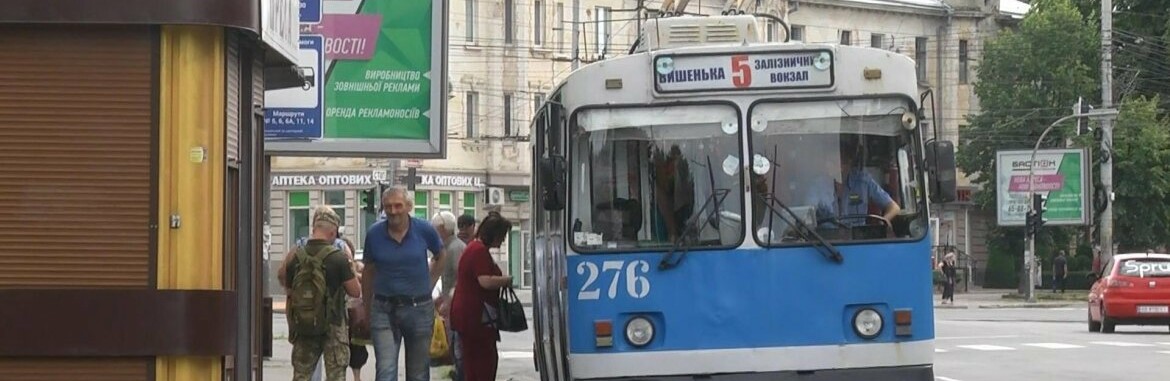 На площі Перемоги зняли усі блокпости та запрацювали зупинки