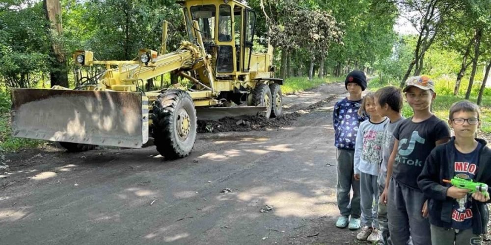 У сільській громаді Вінничини, де оселилися переселенці, поліпшили дорожнє покриття 