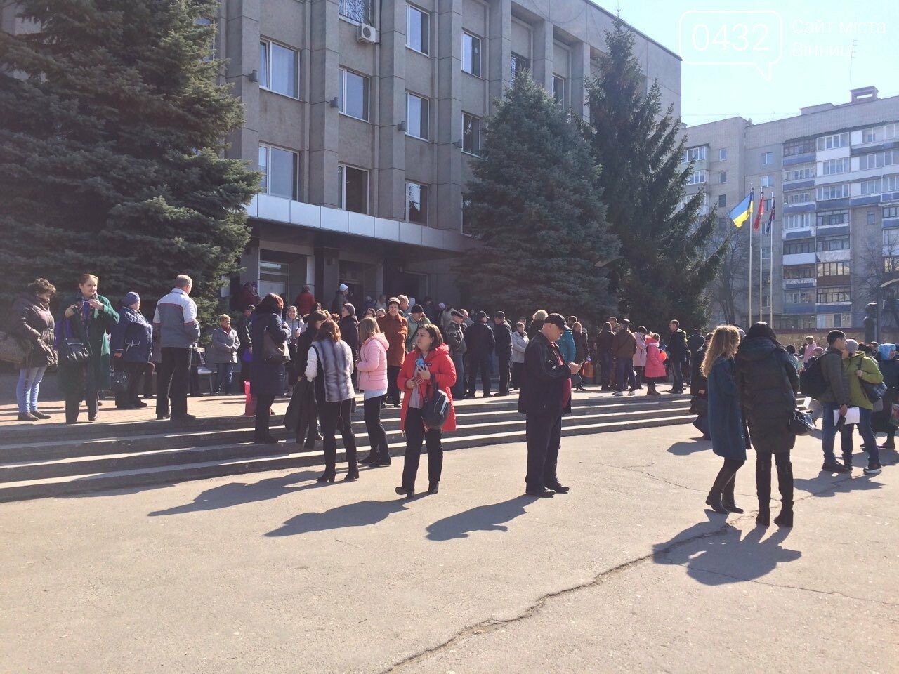 В Виннице эвакуировали "Прозрачный офис" из-за подозрительн..., фото-1 В Виннице эвакуировали "Прозрачный офис" из-за подозрительной сумки (Фото), фото-1