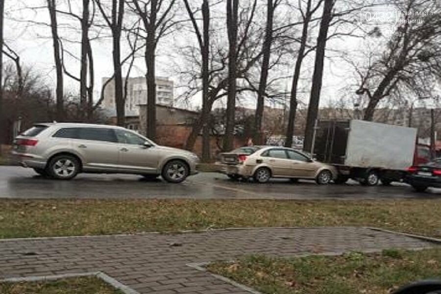 В Виннице возле налоговой произошло тройное ДТП (фото), фото-2 В Виннице возле налоговой произошло тройное ДТП (фото), фото-2