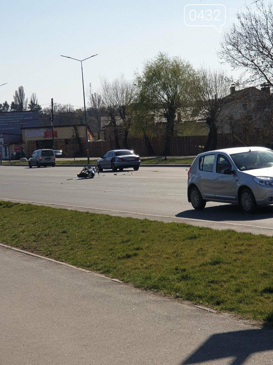 ДТП в Виннице: на Юности столкнулись мотоцикл и Jaguar (ф..., фото-2 ДТП в Виннице: на Юности столкнулись мотоцикл и Jaguar (фото), фото-2
