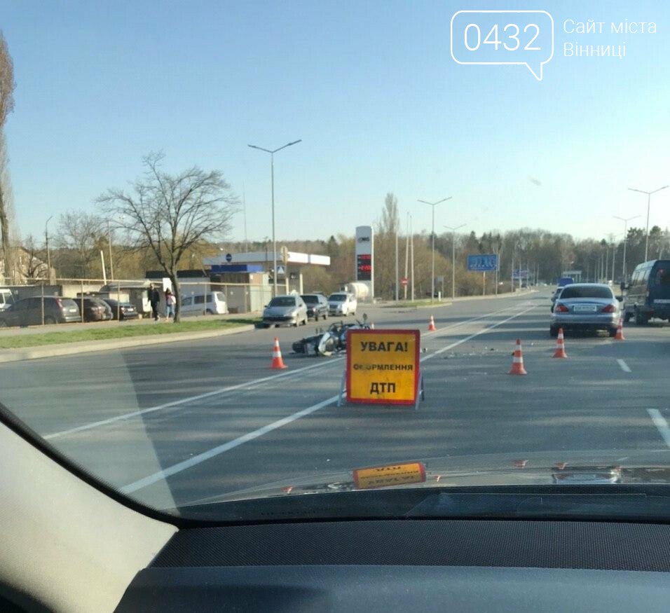 ДТП в Виннице: на Юности столкнулись мотоцикл и Jaguar (ф..., фото-1 ДТП в Виннице: на Юности столкнулись мотоцикл и Jaguar (фото), фото-1