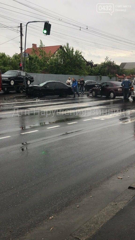 В Виннице на Киевской грузовик столкнулся с двумя легковушками (Фото)