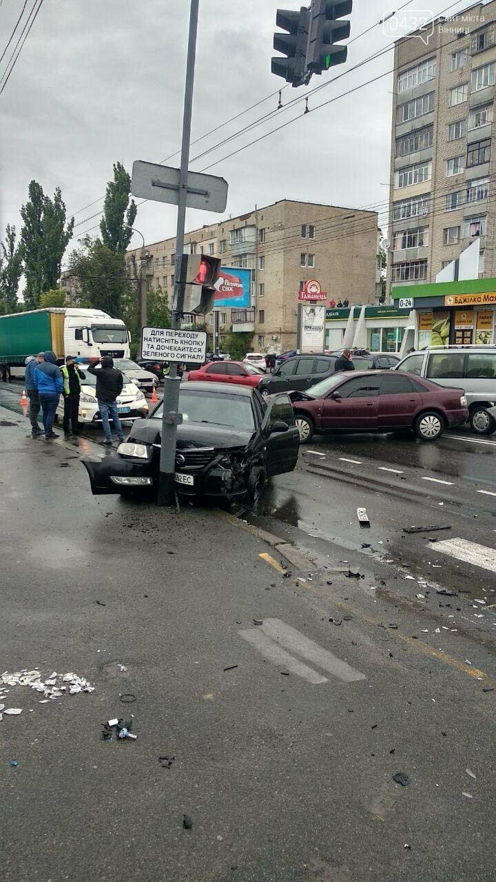 В Виннице на Киевской грузовик столкнулся с двумя легковушками (Фото)