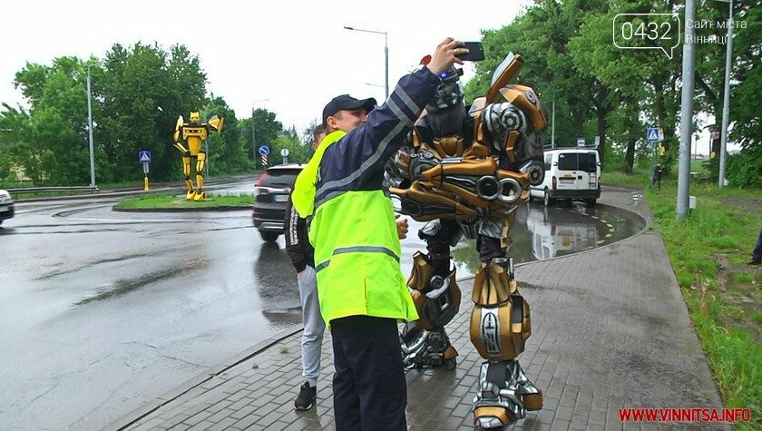 Трансформер навчив вінничан робити безпечні селфі біля сво..., фото-1 Трансформер навчив вінничан робити безпечні селфі біля свого «брата» на в’їзді у Вінницю, фото-1