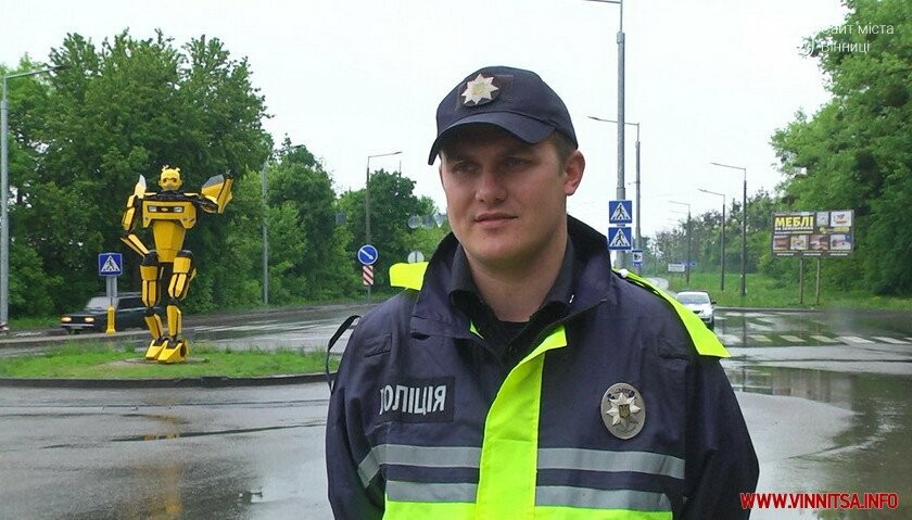 Трансформер навчив вінничан робити безпечні селфі біля сво..., фото-5 Трансформер навчив вінничан робити безпечні селфі біля свого «брата» на в’їзді у Вінницю, фото-5