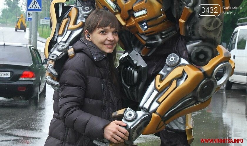 Трансформер навчив вінничан робити безпечні селфі біля сво..., фото-3 Трансформер навчив вінничан робити безпечні селфі біля свого «брата» на в’їзді у Вінницю, фото-3