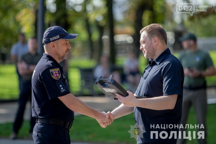 Вибухотехнік з Вінниці отримав нагородну зброю від Міністра внутрішніх справ
