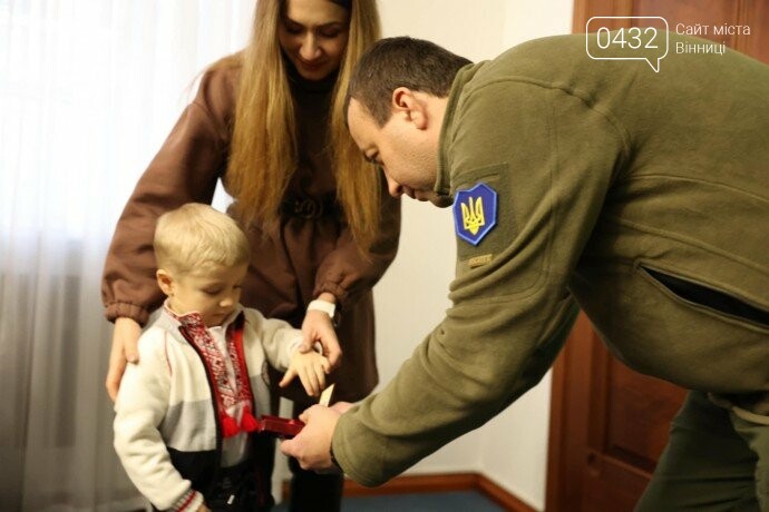 4-річний син отримав нагороду замість батька з Вінниччини, який загинув після авіаудару по «Азовсталі»