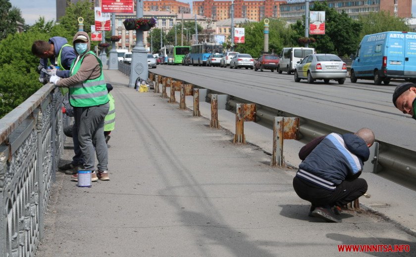 «Обережно пофарбовано»: у Вінниці оновлюють поручні на Центральному мості. Фото, фото-1