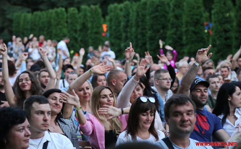 Червоний оксамит і люстра прямо на сцені: у Вінниці виступив гурт «Корупція», фото-5