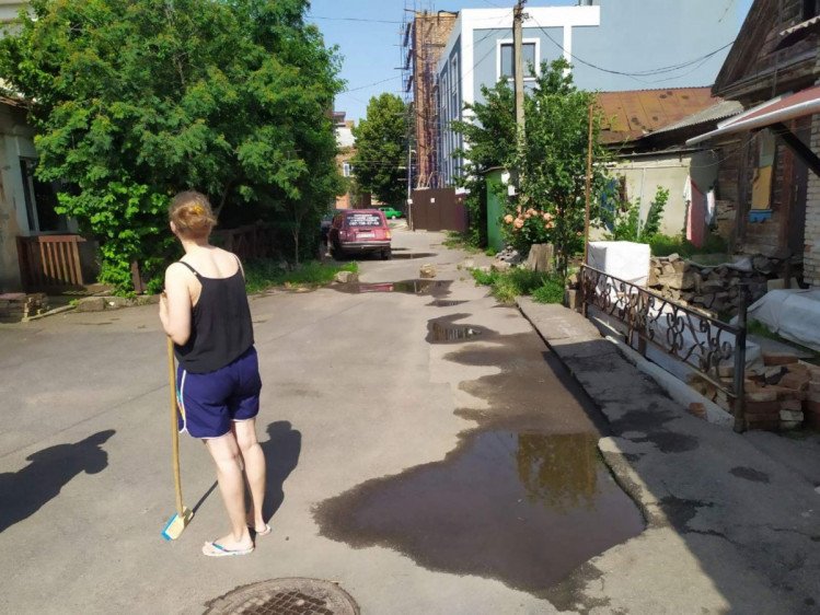 Вінничанка виливала нечистоти в сміттєвий бак просто в центрі міста, фото-1