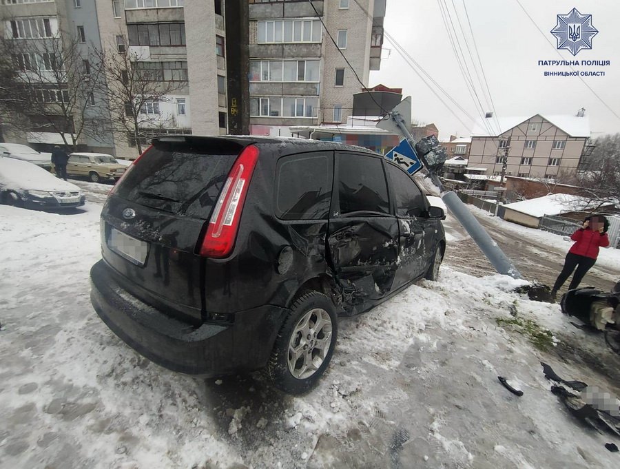У Вінниці на перехресті Ford не поступився дорогою Lexus. Внаслідок ДТП Lexus зніс світлофор