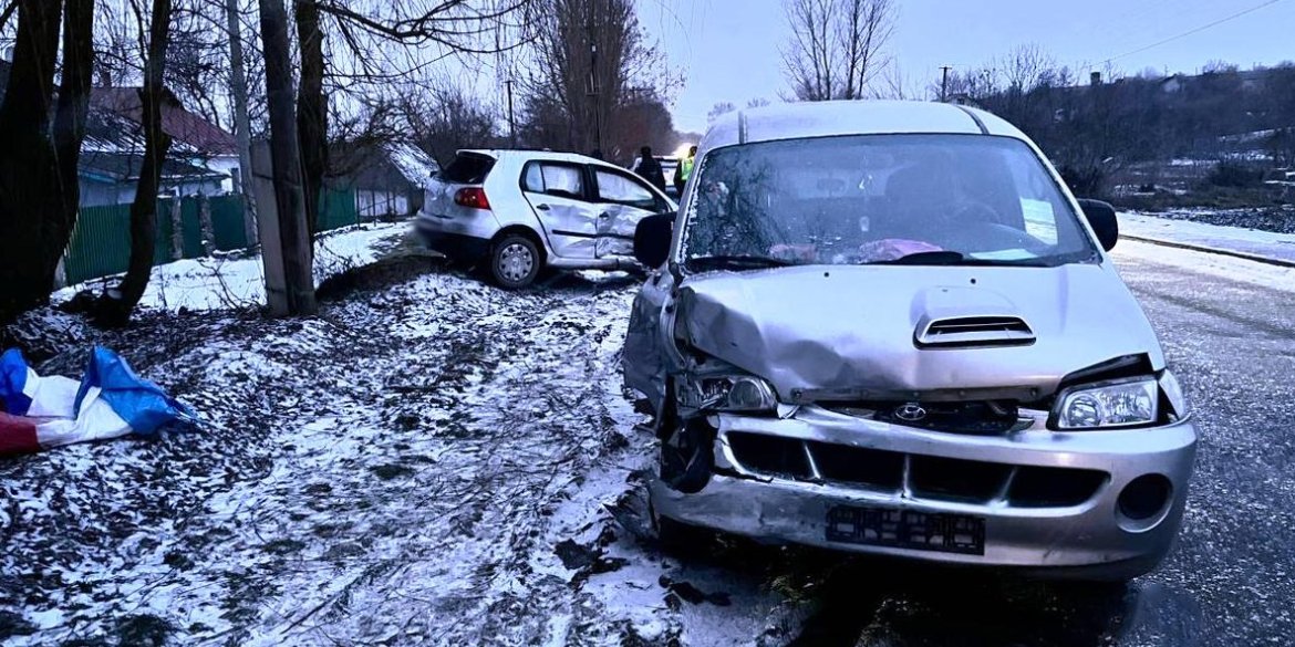 В Чечельнику легковик зіткнувся з мінівеном: постраждали двоє дітей