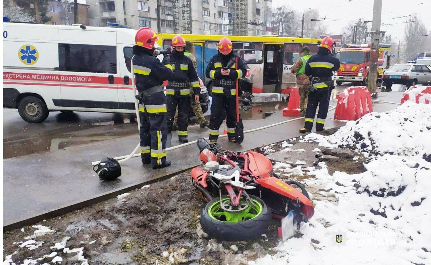 Мотоцикліст зіткнувся з маршруткою у Вінниці. Хлопець загинув, 16-річна пасажирка - госпіталізована