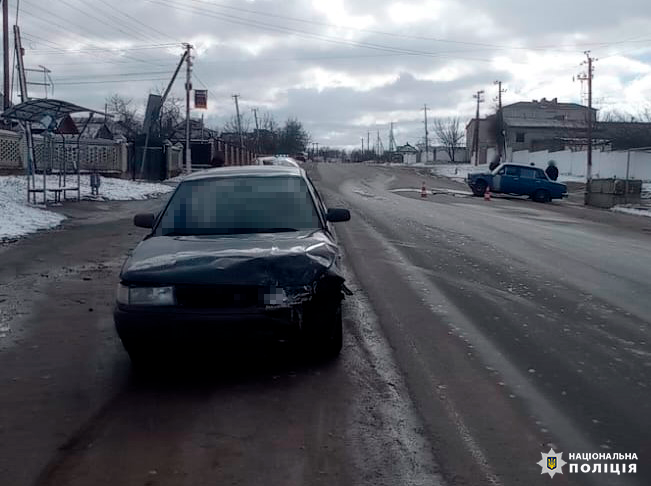 На Вінниччині водій автомобіля ВАЗ виїхав на смугу зустрічного руху та допустив зіткнення з легковим автомобілем 
