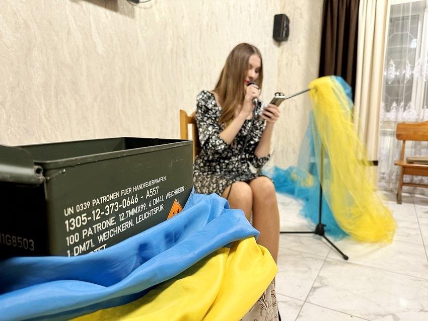 Дві дівчини зібрали кошти для ЗСУ, декламуючи вірші Тараса Шевченка на Вінниччині