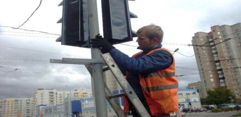 В Виннице устанавливают устройства звукового сопровождения на свето... В Виннице устанавливают устройства звукового сопровождения на светофорах, Постников Николай
