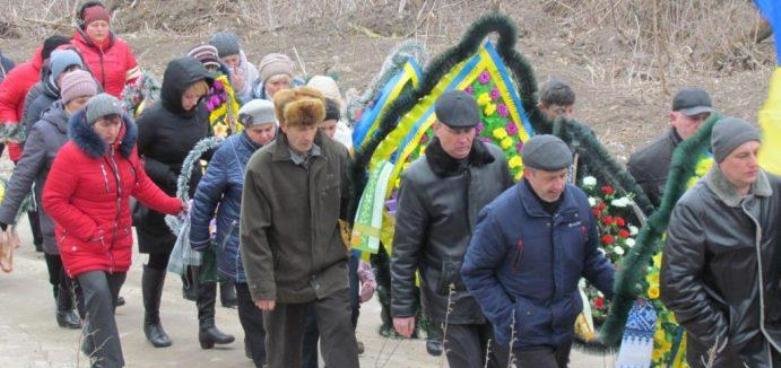 На Винниччине, стоя на коленях, простились с бойцом ООС, который ум... На Винниччине, стоя на коленях, простились с бойцом ООС, который умер в военном госпитале, Постников Николай