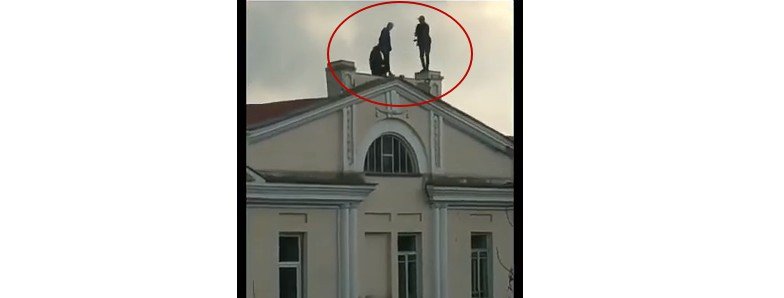 В центре Винницы трое подростков танцевали на крыше В центре Винницы трое подростков танцевали на крыше, Постников Николай