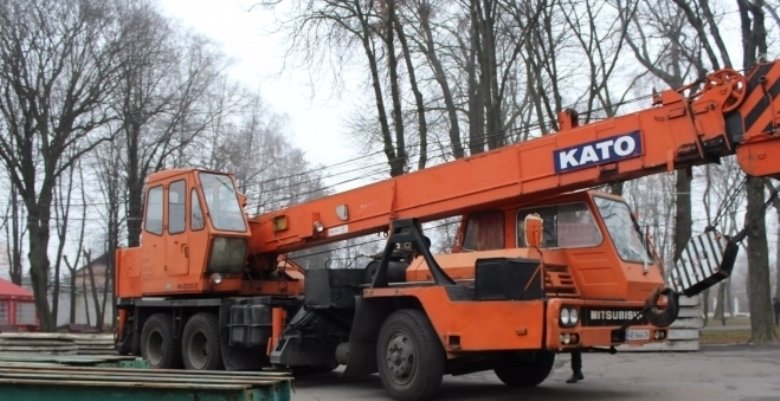 В Виннице в Центральном парке начали монтировать новогоднюю елку В Виннице в Центральном парке начали монтировать новогоднюю елку, Постников Николай
