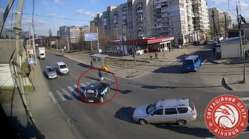 В Виннице на Вишенке водитель такси на светофоре сбил женщину (ВИДЕО) В Виннице на Вишенке водитель такси на светофоре сбил женщину (ВИДЕО)