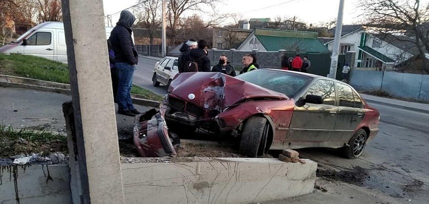 В Виннице на Бучмы водитель на BMW влетел в столб (видео) В Виннице на Бучмы водитель на BMW влетел в столб (видео)