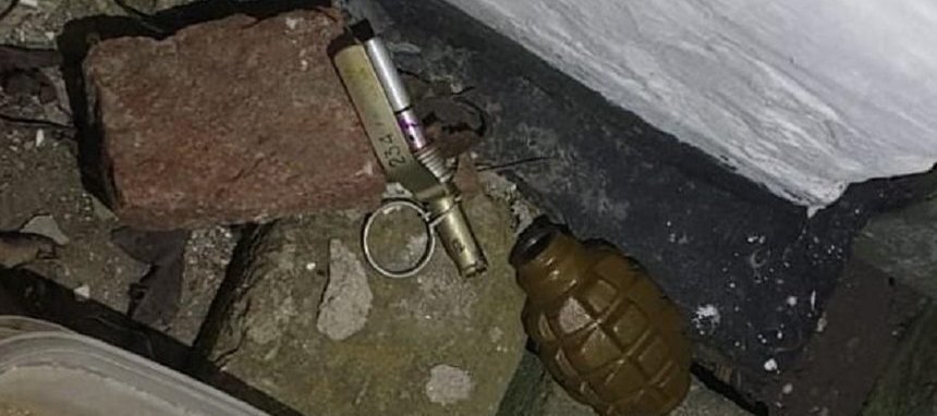 На Винниччине мужчина угрожал взорвать себя гранатой На Винниччине мужчина угрожал взорвать себя гранатой