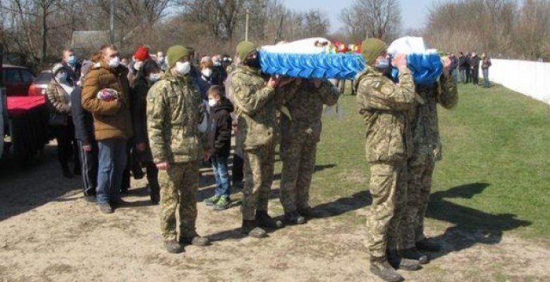 Под Винницей простились с погибшим на Донбассе молодым бойцом Под Винницей простились с погибшим на Донбассе молодым бойцом