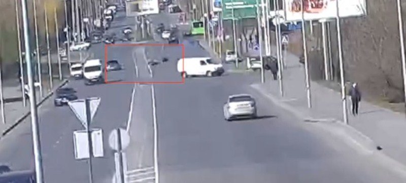 Появилась запись ДТП на Юности, где водитель Jaguar сбил мотоциклис... Появилась запись ДТП на Юности, где водитель Jaguar сбил мотоциклиста (видео)