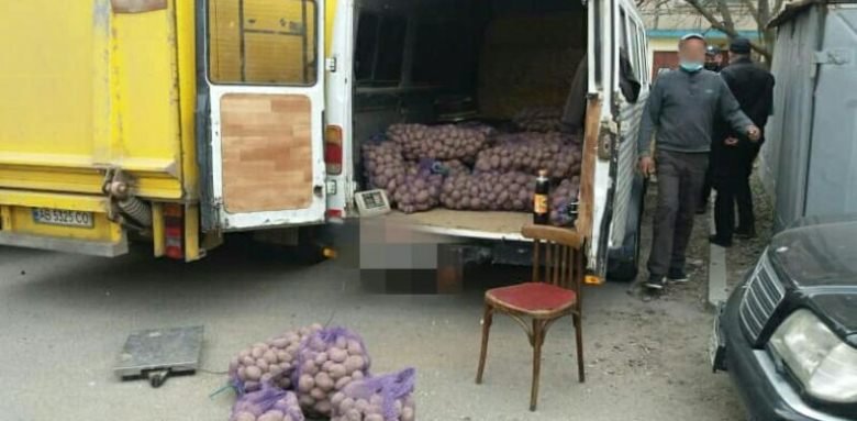 В Виннице мужчина несмотря на карантин осуществлял торговлю картофе... В Виннице мужчина несмотря на карантин осуществлял торговлю картофелем во дворе