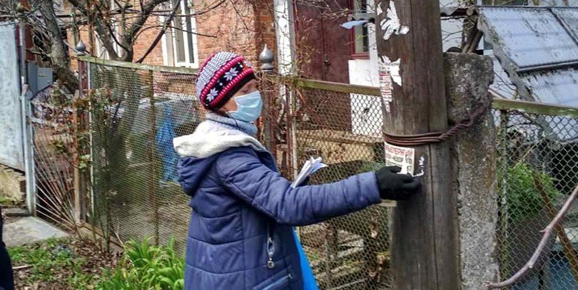 В Виннице оштрафовали женщину, которая расклеивала рекламные объявл... В Виннице оштрафовали женщину, которая расклеивала рекламные объявления