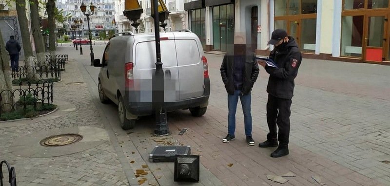 В центре Винницы водитель иномарки врезался в декоративный фонарь В центре Винницы водитель иномарки врезался в декоративный фонарь