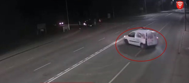 В Виннице на перекрестке Ватутина и Гонты водители двух автомобилей... В Виннице на перекрестке Ватутина и Гонты водители двух автомобилей устроили дрифт (Видео)