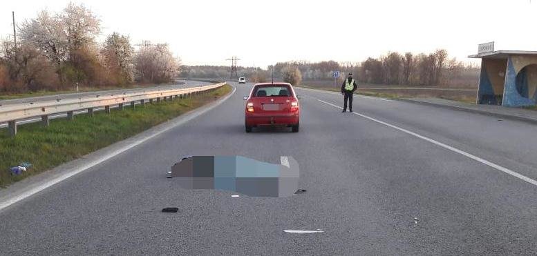 На Винниччине полицейски за рулем автомобиля Skoda насмерть сбил пе... На Винниччине полицейски за рулем автомобиля Skoda насмерть сбил пешехода (фото)