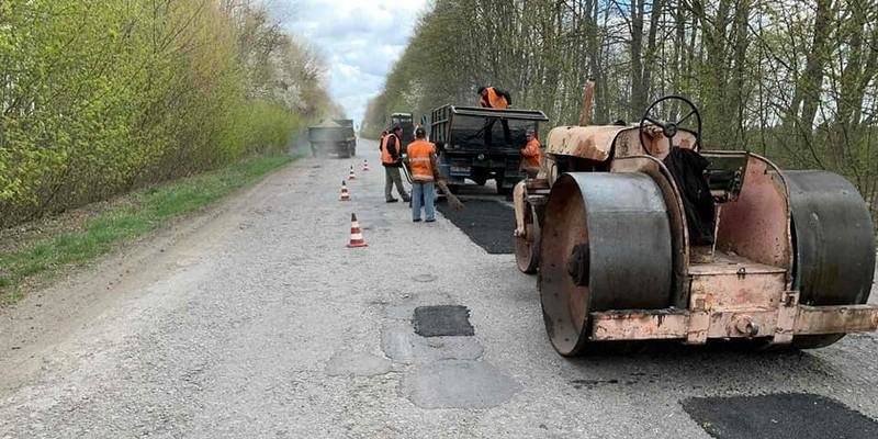 В Винницкой области продолжают ямочный ремонт дорог (Фото) В Винницкой области продолжают ямочный ремонт дорог (Фото)