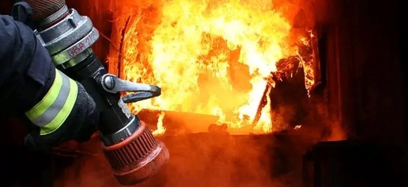 Винницкие спасатели спасли 33-летнего мужчину из горящего дома Винницкие спасатели спасли 33-летнего мужчину из горящего дома