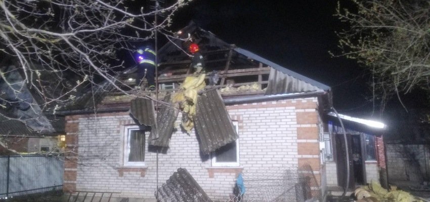 В Калиновке ночью горел дом, во время пожара спасли женщину (фото) В Калиновке ночью горел дом, во время пожара спасли женщину (фото)