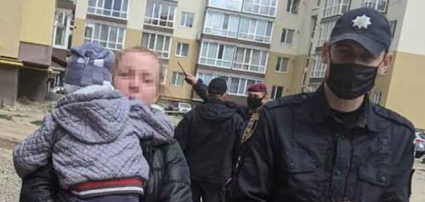 В Виннице полицейские разыскали 3-летнего «путешественника», которы... В Виннице полицейские разыскали 3-летнего «путешественника», который потерялся во дворах