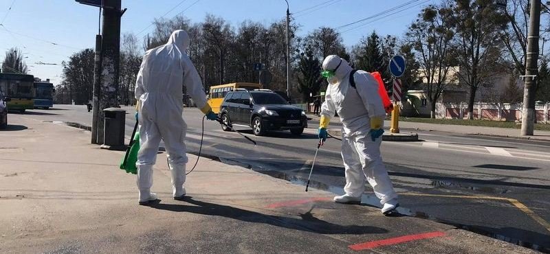Мэр Винницы объяснил, зачем обрабатывают улицы города дезинфицирующ... Мэр Винницы объяснил, зачем обрабатывают улицы города дезинфицирующим раствором
