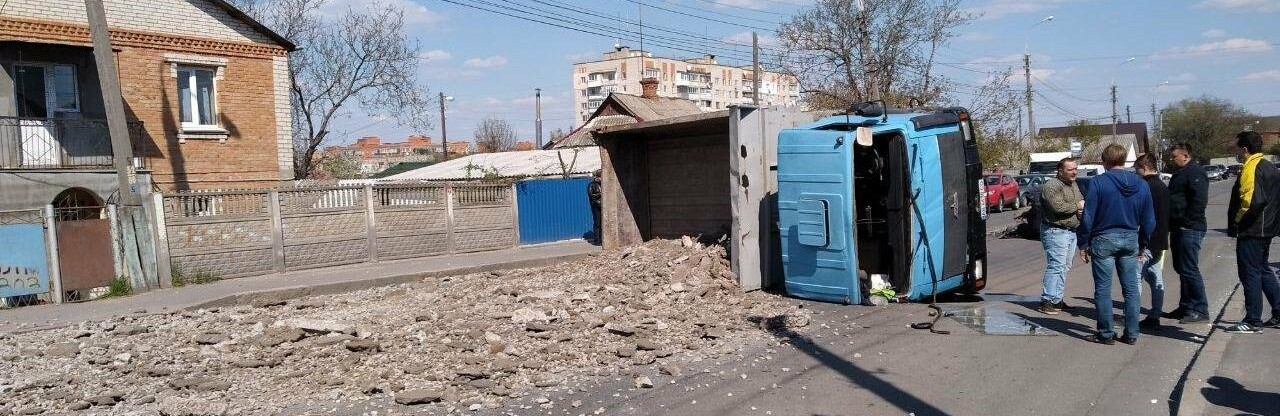В Виннице на Старом городе перевернулся грузовик: есть пострадавшие... В Виннице на Старом городе перевернулся грузовик: есть пострадавшие, движение перекрыто (фото)