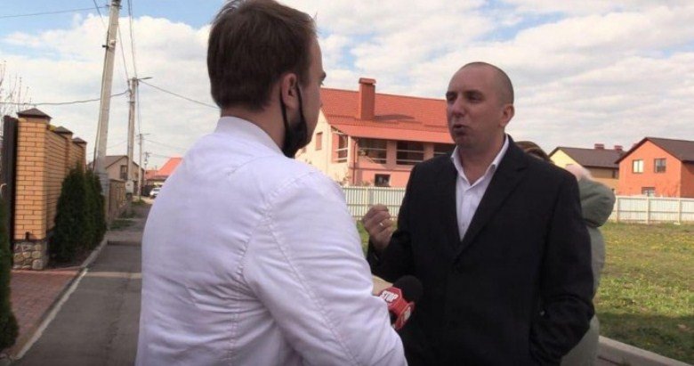 Генерал против журналистов: открыли дело против журналистов, которы... Генерал против журналистов: открыли дело против журналистов, которые снимали дом начальника полиции Винниччины (Фото + Видео)