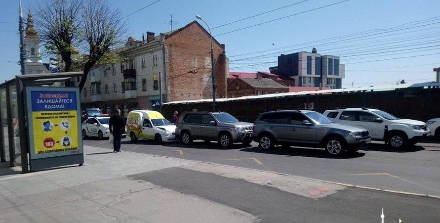 Тройное ДТП в центре Винницы: "Славута" "догнала" Nissan и BMW (ФОТО) Тройное ДТП в центре Винницы: "Славута" "догнала" Nissan и BMW (ФОТО)