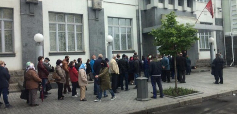 Чтобы получить Муниципальную карту, на Соборной винничане стоят в д... Чтобы получить Муниципальную карту, на Соборной винничане стоят в длинных очередях. Видео