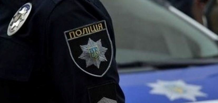 На Винниччине пьяный водитель укусил за палец полицейского, который... На Винниччине пьяный водитель укусил за палец полицейского, который выписывал ему протокол