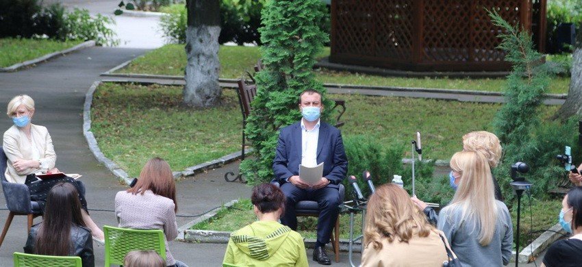 В Винницкой области 16 новых машин, которые купили для врачей, стоя... В Винницкой области 16 новых машин, которые купили для врачей, стоят в гаражах. Ждут Борзова?