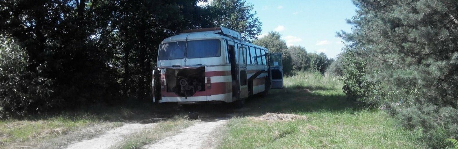 В Винницкой области водитель мыл автобус в прибрежной полосе реки З... В Винницкой области водитель мыл автобус в прибрежной полосе реки Згар. Фото