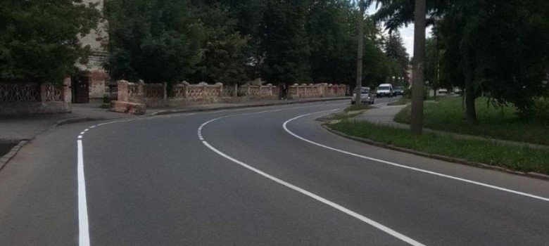 В Виннице на Стрелецкой обустраивают велополосу на проезжей части (... В Виннице на Стрелецкой обустраивают велополосу на проезжей части (фото)