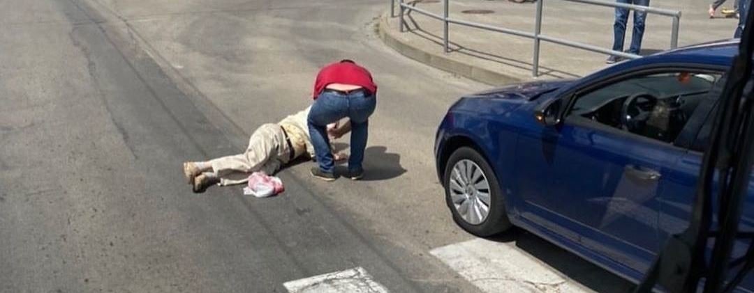 На проспекте Юности водитель легковушки по неосторожности сбил мужч... На проспекте Юности водитель легковушки по неосторожности сбил мужчину (фото, видео)