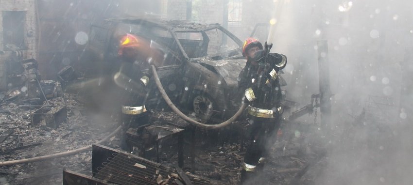 В Виннице произошел пожар в автомастерской. Фото В Виннице произошел пожар в автомастерской. Фото